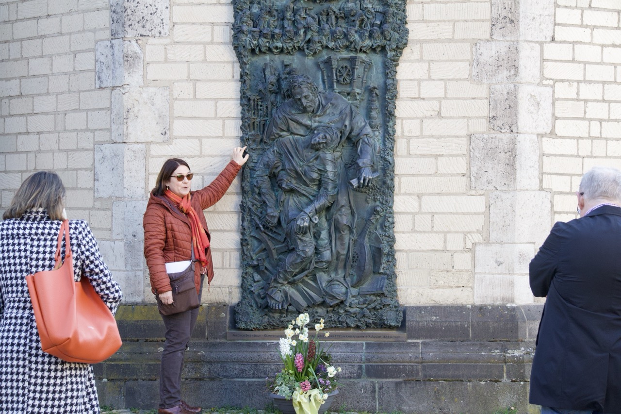 Erläuterung des Bronzereliefs an der Basilika St. Suitbertus