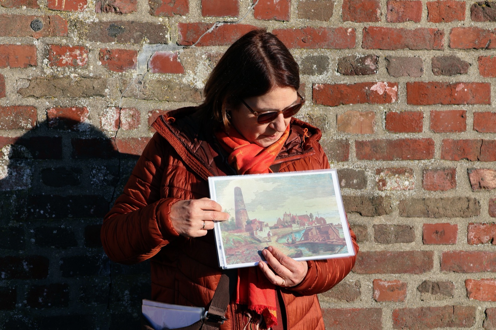 Dr. Büttner mit einer historischen Abbildung von Kaiserswerth